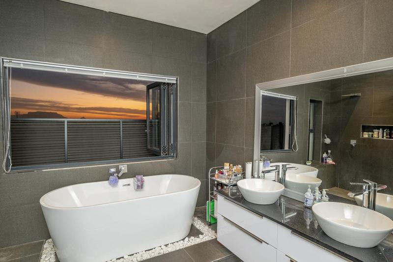 4 Bedroom Property for Sale in Kaapsig Western Cape